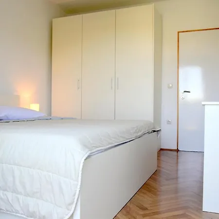 Bond Apartment