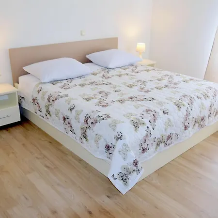 Apartament Bond