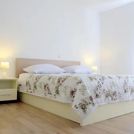 Bond Apartament