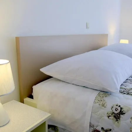 Bond Apartment *