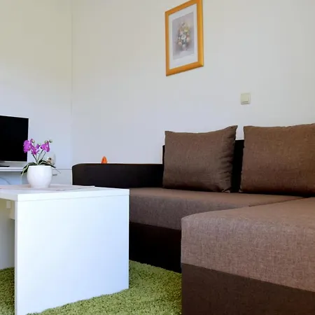 Bond Apartment *