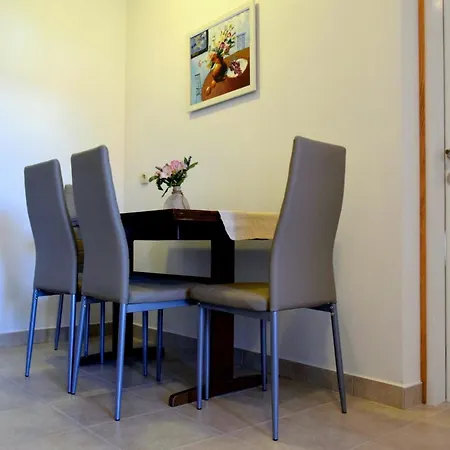 Apartament Bond Palit